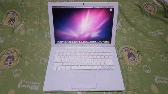 Apple MacBook White Smooth with Paid Apps photo